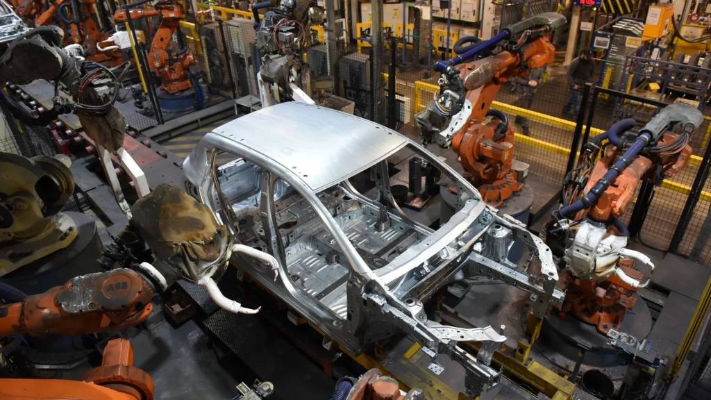  Un vehículo en fase de producción en el Complejo Industrial Ayrton Senna., Renault Geely de Brasil
