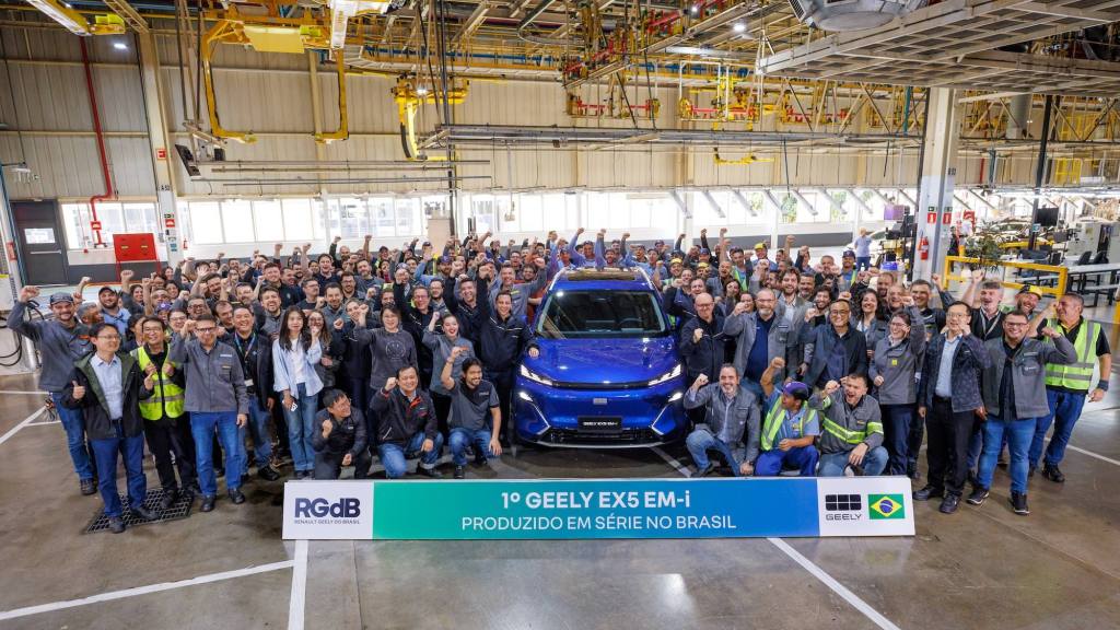 El primer Geely EX5 EM-i de fabricación local sale de la línea de montaje en el Complejo Industrial Ayrton Senna., Prensa