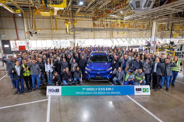 El primer Geely EX5 EM-i de fabricación local sale de la línea de montaje en el Complejo Industrial Ayrton Senna. ,Prensa