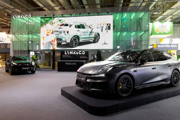 Lynk & Co debuta en el Salón del Automóvil de París - Prensa