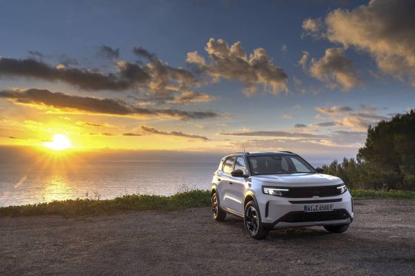 Opel sorprende en el Salón de París con el STX Concept y su ofensiva GSE de alto rendimiento