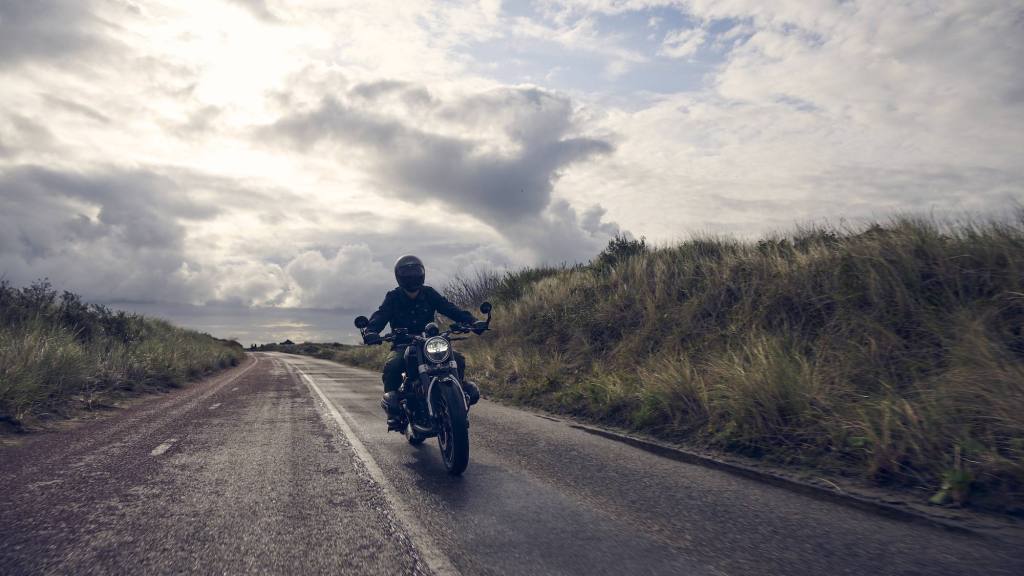 BMW Motorrad destaca la importancia de revisar el pronóstico, planificar el viaje y seleccionar la indumentaria adecuada, considerando la temperatura, la posibilidad de precipitaciones y las características del camino., Prensa