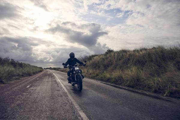 Lluvias de primavera en moto: equipamiento y conducción preventiva para llegar seguro