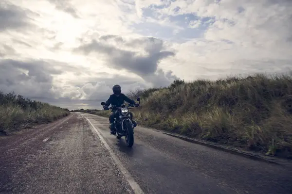 BMW Motorrad destaca la importancia de revisar el pronóstico, planificar el viaje y seleccionar la indumentaria adecuada, considerando la temperatura, la posibilidad de precipitaciones y las características del camino. ,Prensa