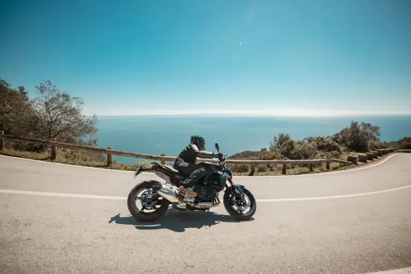 BMW Motorrad destaca la importancia de revisar el pronóstico, planificar el viaje y seleccionar la indumentaria adecuada, considerando la temperatura, la posibilidad de precipitaciones y las características del camino. - Prensa